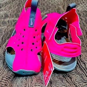 Toddler NIKE sandals (NWT)never worn size 10.